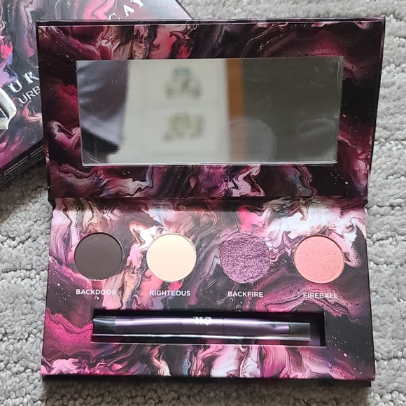 URBAN DECAY eyeshadow palette - Picture 3 of 3
